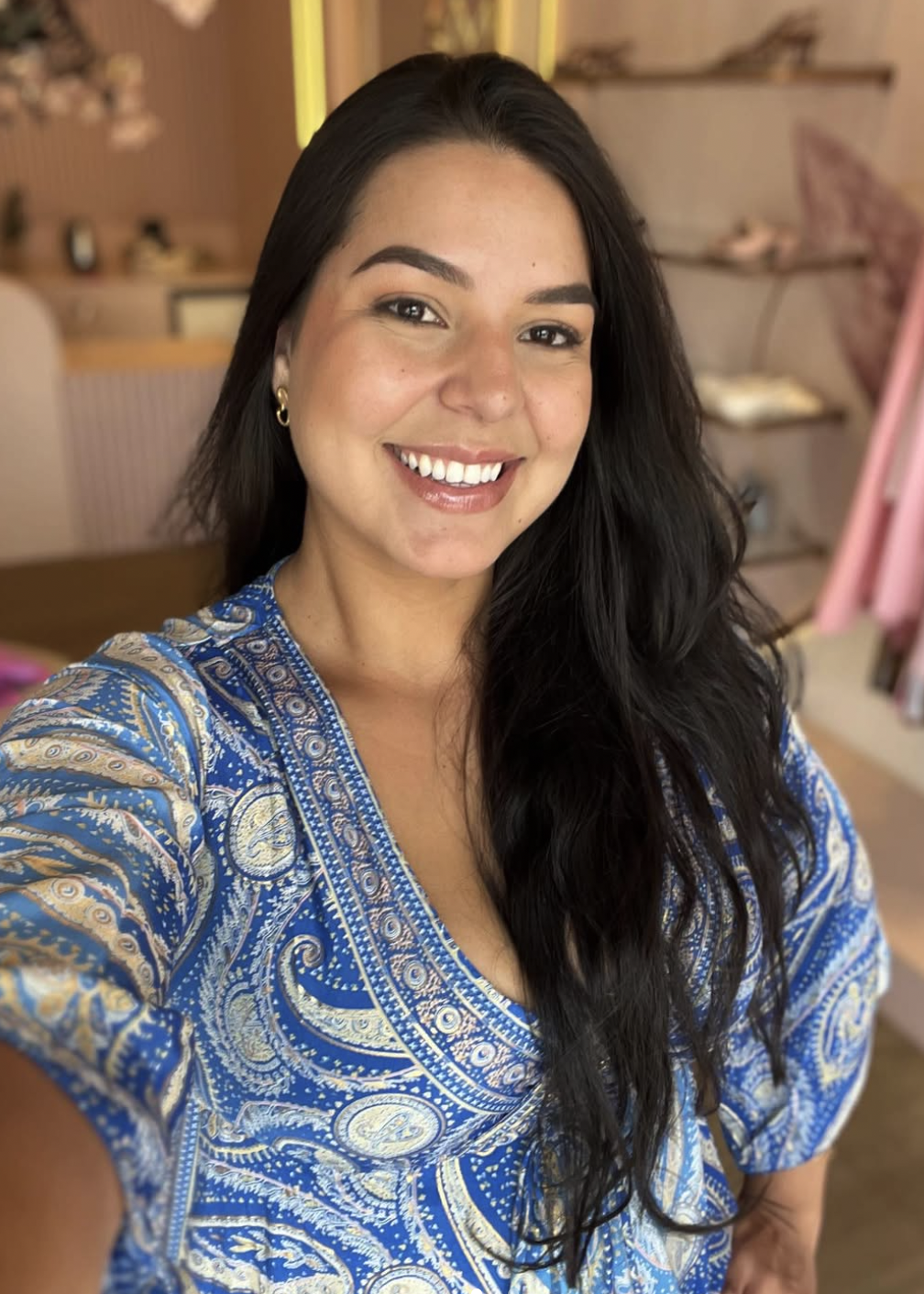 Lutiane Flores em cenário de campo