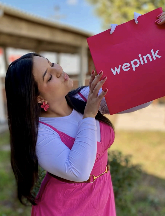 Lutiane Flores em publi para a WePink